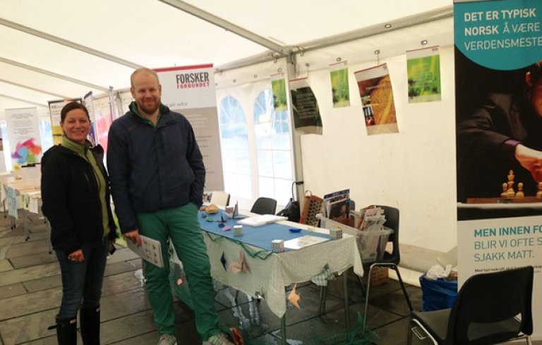 Randi Bardon (UiB) og Gjert-Anders Askevold (HiB) på stand på Forskningsdagene