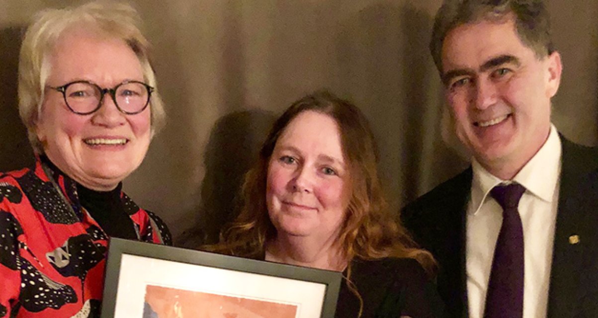 alterskjaer_hederspris.jpg Kristin Dæhli, Gry Eva Alterskjær og lokallagsleder Jon Anders Risvaag