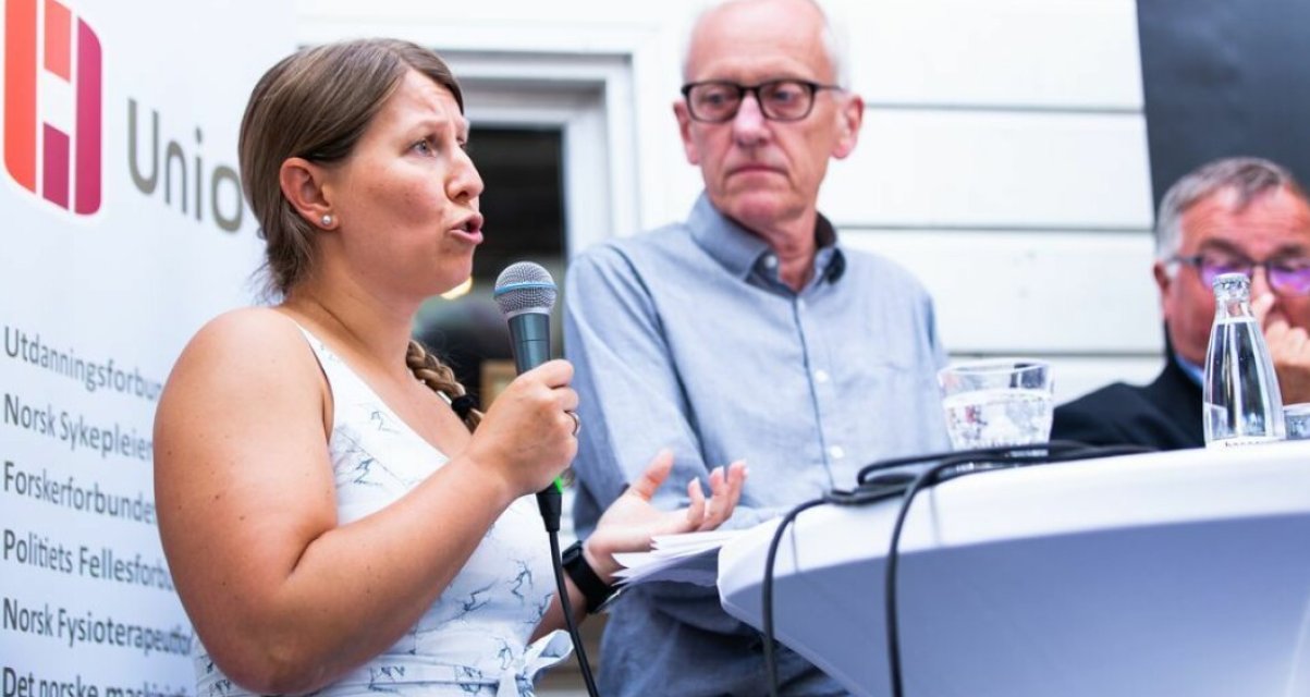 Lind_Arendalsuka Forskerforbundets leder Guro Elisabeth Lind og Eyvind Falkum, forsker ved Arbeidsforskningsinstituttet, under en debatt på Arendalsuka